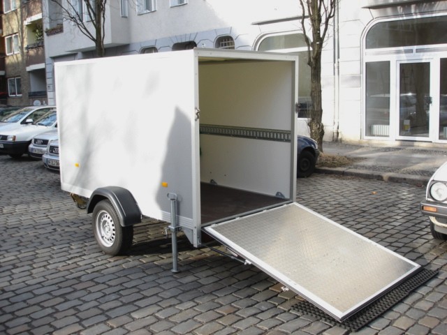silberfarbener Kofferanhänger mit Auffahrrampe 2.550mm x 1420mm x 1530mm